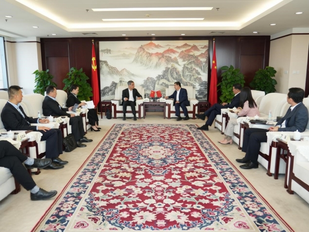 白忠泉董事長與全國政協(xié)副主席、共享基金會主席梁振英會談